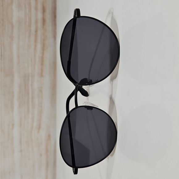 Quay Australia Loop Me In Black Dark Black Round Sunglasses
